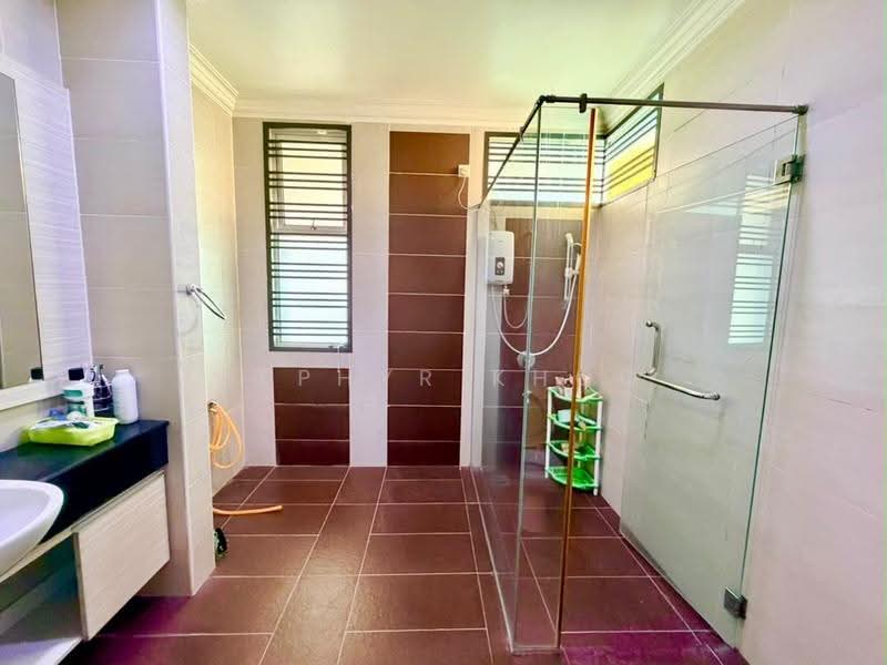 Semi-Detached House for Sale in Taman Gaya (Ulu Tiram) - Zephyr Khoo - Bathroom - PropertyGuru.com.my