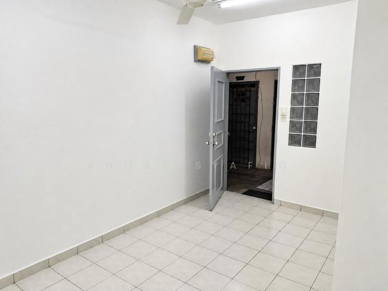 Apartment for Sale at University Apartment Phase 1 - AHMAD SYAFIQ - Entrance - PropertyGuru.com.my