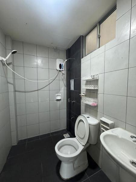 Pangsapuri untuk Dijual di Stutong Heights 3 - Leslie Loi - Bathroom - PropertyGuru.com.my