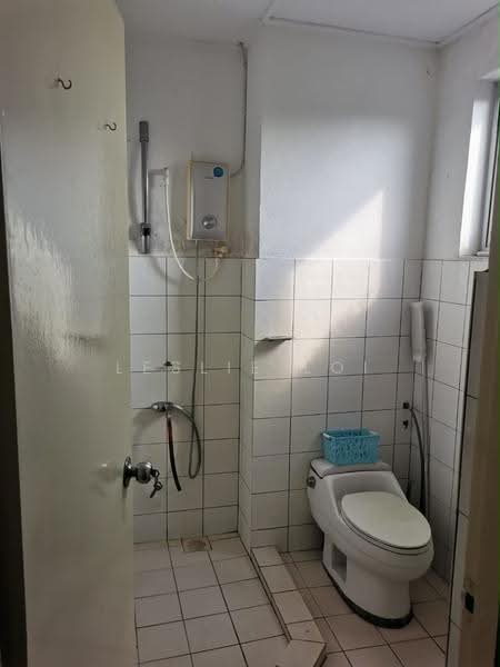 Kondominium untuk Disewa di Floridale Condominium - Leslie Loi - Bathroom - PropertyGuru.com.my