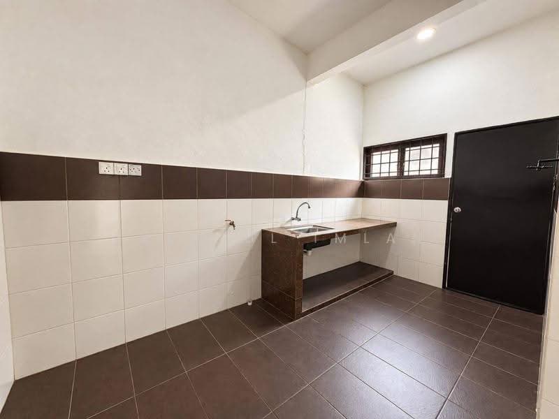Rumah Teres 1.5-Tingkat untuk Dijual di Taman Molek (Johor Bahru) - Fakhrul Imlan - Kitchen - PropertyGuru.com.my
