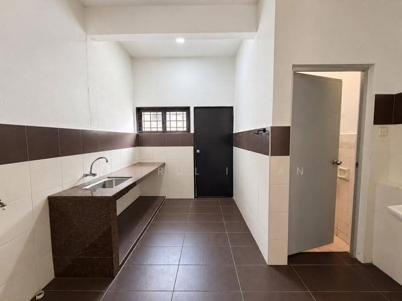 Rumah Teres 1.5-Tingkat untuk Dijual di Taman Molek (Johor Bahru) - Fakhrul Imlan - Kitchen - PropertyGuru.com.my
