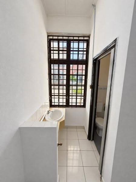 Rumah Teres 1.5-Tingkat untuk Dijual di Taman Molek (Johor Bahru) - Fakhrul Imlan - Bathroom - PropertyGuru.com.my