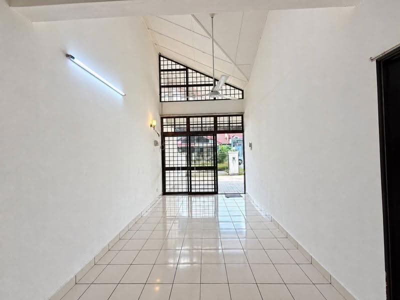 Rumah Teres 1.5-Tingkat untuk Dijual di Taman Molek (Johor Bahru) - Fakhrul Imlan - Entrance - PropertyGuru.com.my
