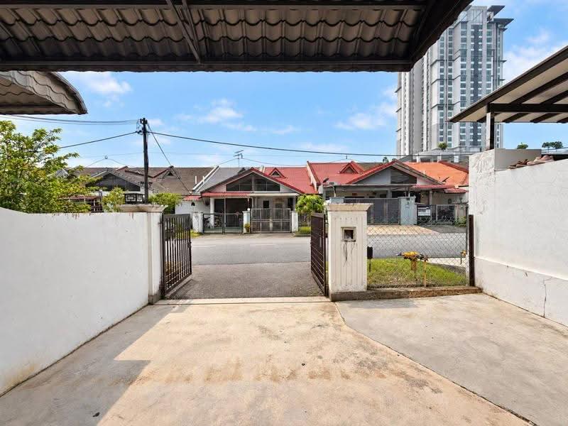 Rumah Teres 1.5-Tingkat untuk Dijual di Taman Molek (Johor Bahru) - Fakhrul Imlan - Exterior - PropertyGuru.com.my