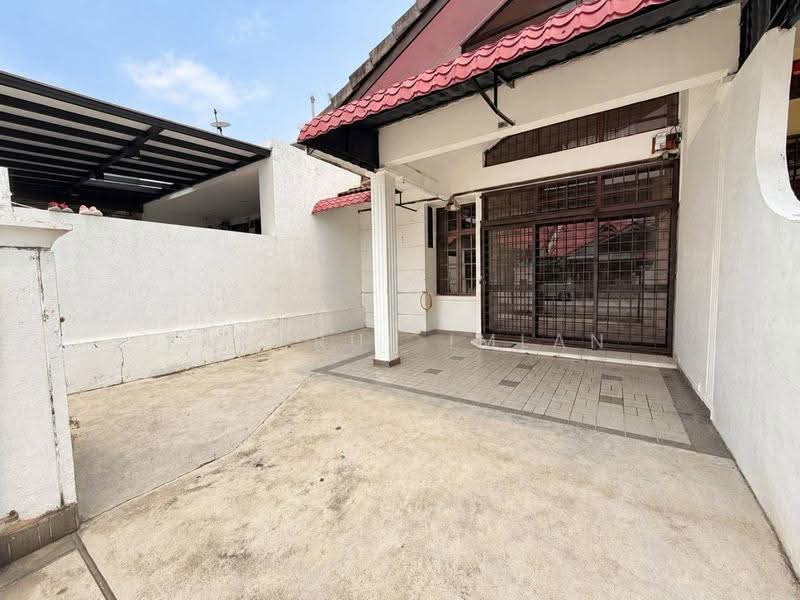 Rumah Teres 1.5-Tingkat untuk Dijual di Taman Molek (Johor Bahru) - Fakhrul Imlan - Exterior - PropertyGuru.com.my