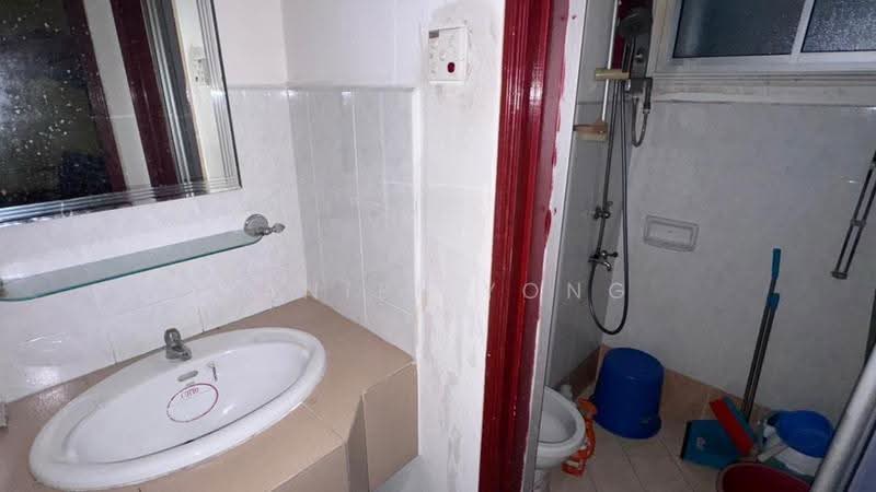 Pangsapuri untuk Dijual di Permas Ville Apartment - Daniel Yong - Bathroom - PropertyGuru.com.my
