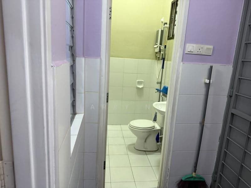 2-storey Terraced House for Rent in Taman Kempas Indah (Tebrau) - Larry Ng - Bathroom - PropertyGuru.com.my