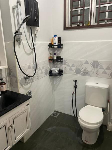 Pangsapuri untuk Dijual di Impian Senibong Apartment - Steve Tey - Bathroom - PropertyGuru.com.my