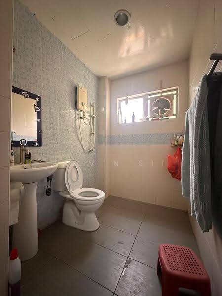 Rumah Flat untuk Dijual di Taman Tampoi Indah - kelvin Sii - Bathroom - PropertyGuru.com.my