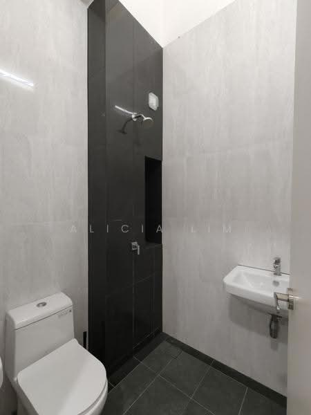Apartment for Sale at Setia Tropika - Alicia Lim - Bathroom - PropertyGuru.com.my