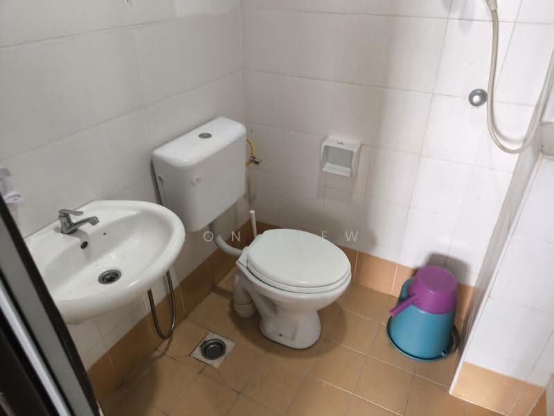 Pangsapuri untuk Disewa di Serdang Villa Apartment - Ron Liew - Bathroom - PropertyGuru.com.my