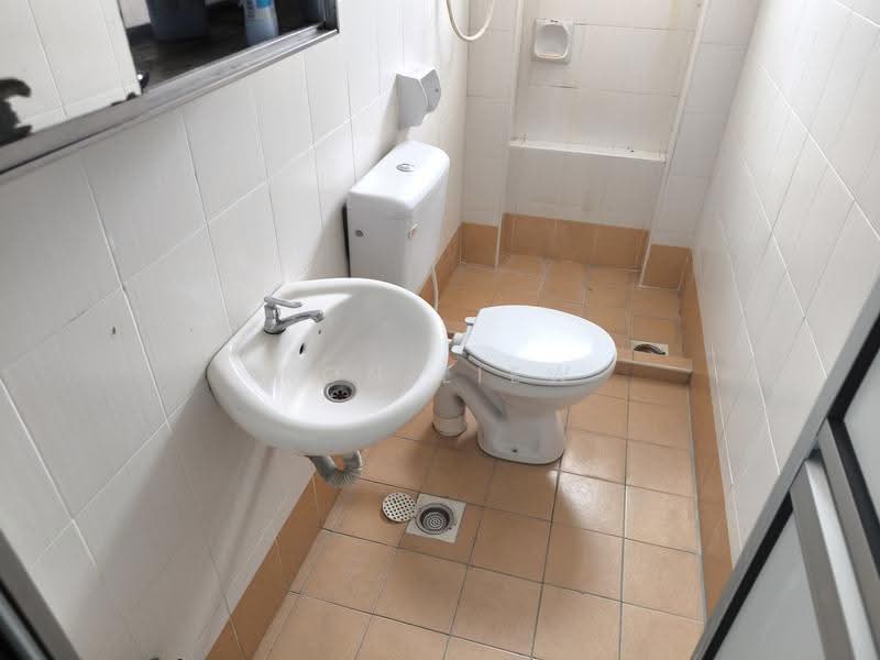 Pangsapuri untuk Disewa di Serdang Villa Apartment - Ron Liew - Bathroom - PropertyGuru.com.my