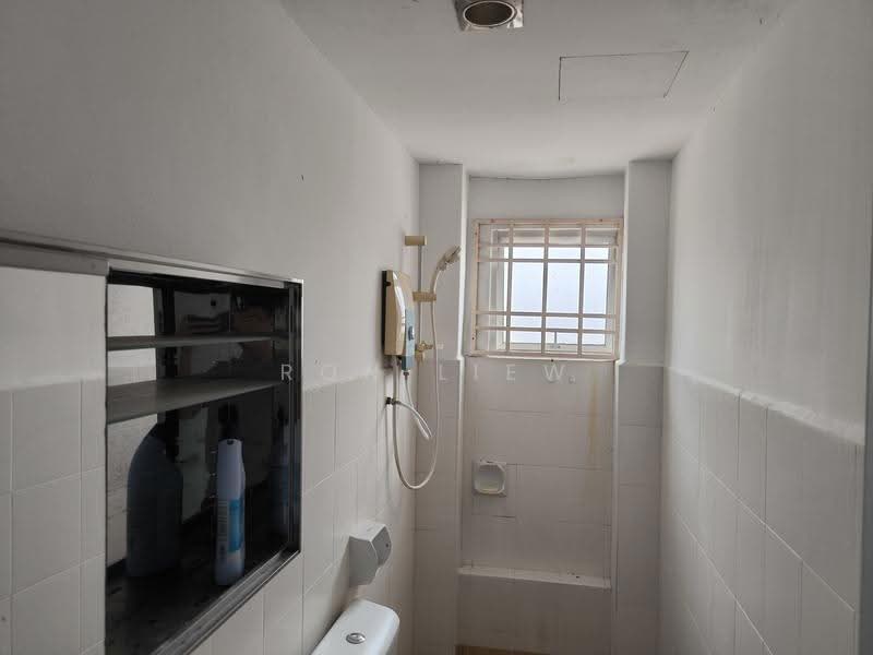 Pangsapuri untuk Disewa di Serdang Villa Apartment - Ron Liew - Bathroom - PropertyGuru.com.my