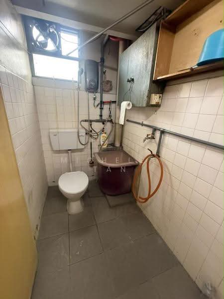 Rumah Flat untuk Dijual di Desa Petaling Flat - Michelle Tan - Bathroom - PropertyGuru.com.my