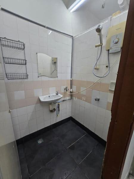 Pangsapuri untuk Dijual di Sri Anggerik 2 - Yi Jun - Bathroom - PropertyGuru.com.my