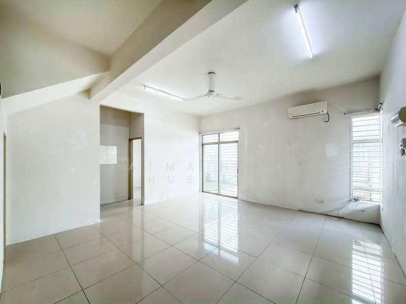 Rumah Berkembar untuk Dijual di Bandar Saujana Putra (Tanjong Duabelas) - Fatma Hani Hussin - Living Room - PropertyGuru.com.my