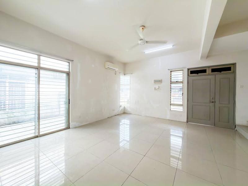 Rumah Berkembar untuk Dijual di Bandar Saujana Putra (Tanjong Duabelas) - Fatma Hani Hussin - Living Room - PropertyGuru.com.my