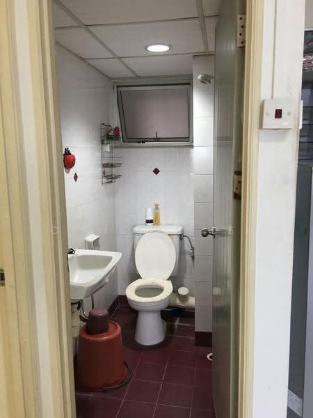 Kondominium untuk Dijual di N-Park Condominium - Cy Issac Lee - Bathroom - PropertyGuru.com.my