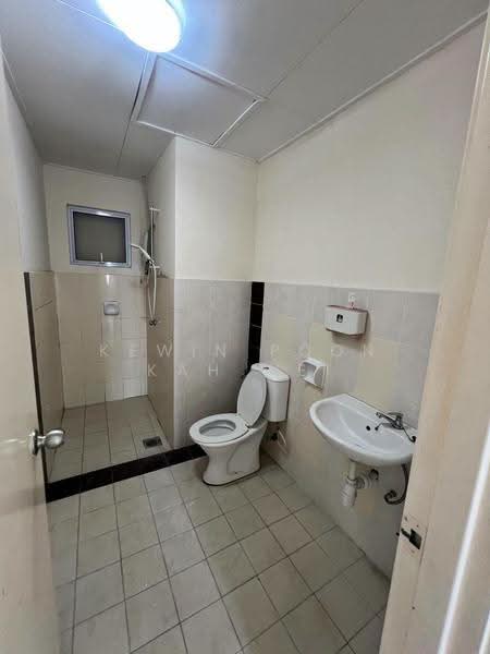 Kediaman Servis untuk Dijual di Koi Kinrara - Kewin Poon Kah Wei - Bathroom - PropertyGuru.com.my