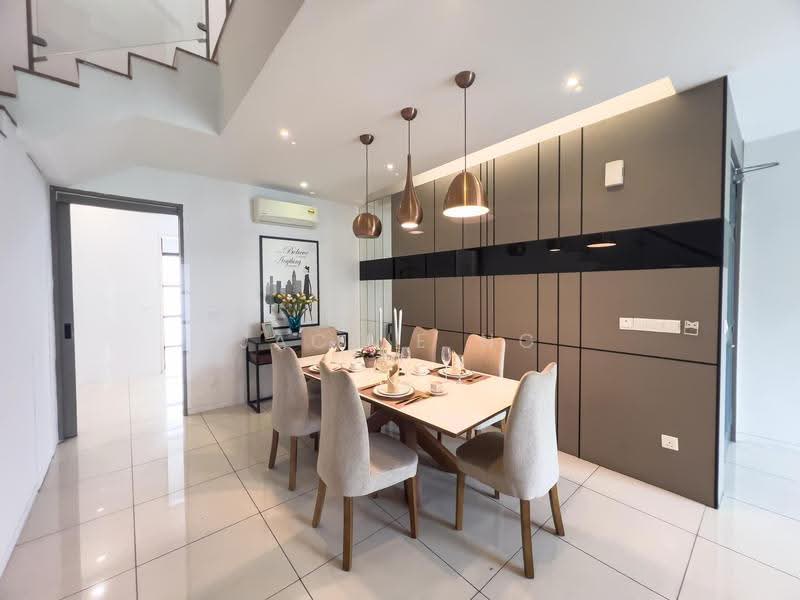 Kediaman Servis untuk Dijual di Tropical Villa - Jackie Ng - Dining Room - PropertyGuru.com.my