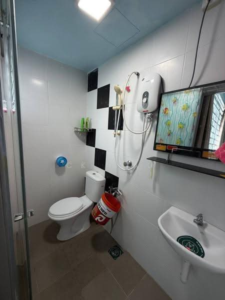 Pangsapuri untuk Dijual di Sky Garden Residences - Ck Nyau - Bathroom - PropertyGuru.com.my