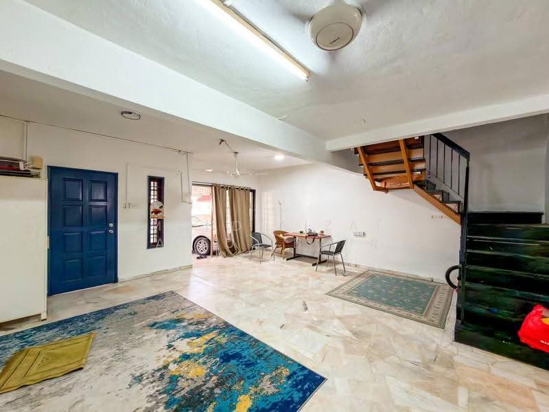 2-storey Terraced House for Sale in Usj 2 (Subang Jaya) - Mohd Aizat Saiful Bahri - Living Room - PropertyGuru.com.my