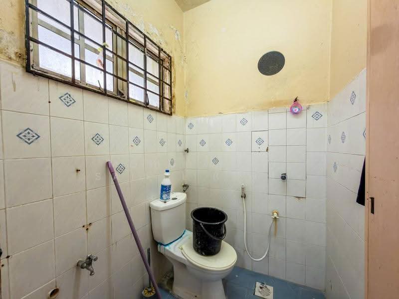 2-storey Terraced House for Sale in Usj 2 (Subang Jaya) - Mohd Aizat Saiful Bahri - Bathroom - PropertyGuru.com.my
