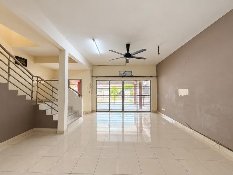 Rumah Teres 2-Tingkat untuk Dijual di Bandar Seri Putra (Bangi) - Aizuddin bin Ahmad - Living Room - PropertyGuru.com.my