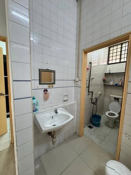 1.5-storey Terraced House for Rent in Taman Molek (Johor Bahru) - Angel Lee - Bathroom - PropertyGuru.com.my