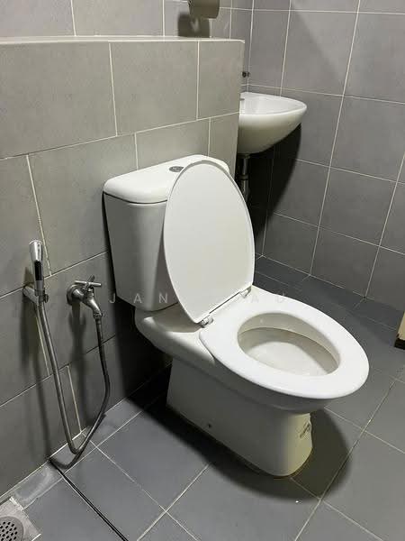 Kediaman Servis untuk Dijual di Flexis @ One South - Janet Au - Bathroom - PropertyGuru.com.my