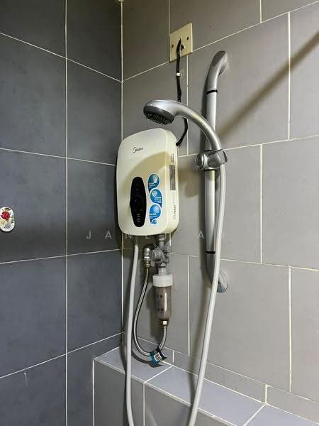 Kediaman Servis untuk Dijual di Flexis @ One South - Janet Au - Bathroom - PropertyGuru.com.my