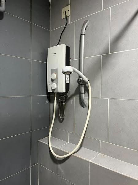 Kediaman Servis untuk Dijual di Flexis @ One South - Janet Au - Bathroom - PropertyGuru.com.my