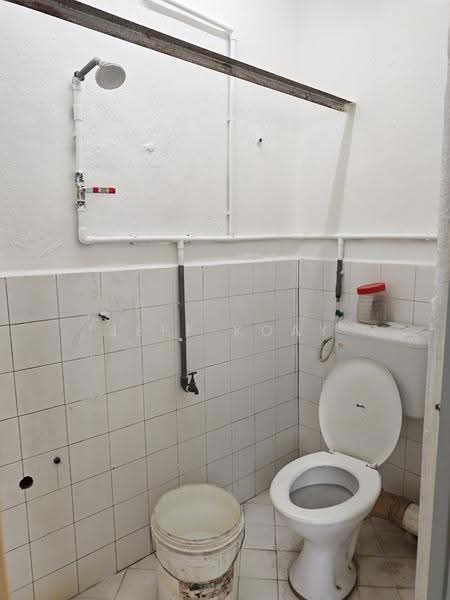 Rumah Flat untuk Disewa di Taman Seruling Emas - Jeff Koay - Bathroom - PropertyGuru.com.my