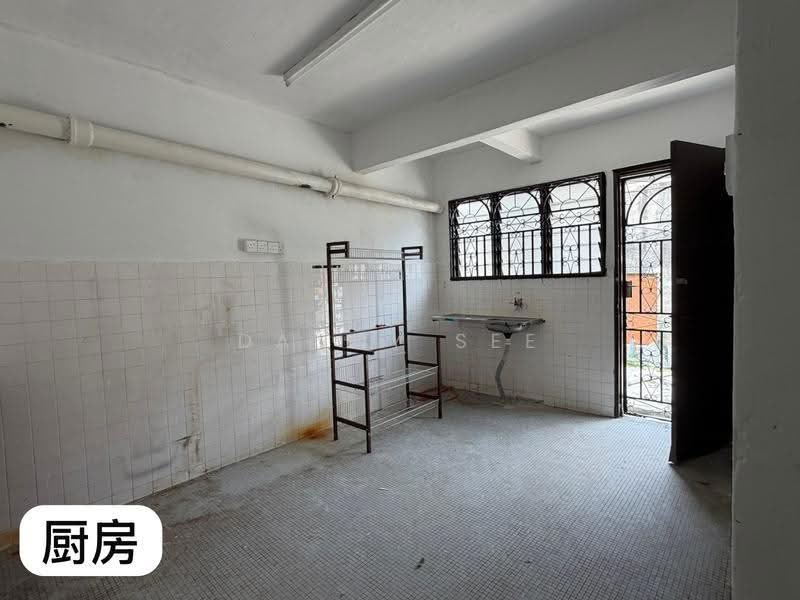 2-storey Terraced House for Sale in Taman Berlian Biru (Kluang) - Danny See - Kitchen - PropertyGuru.com.my