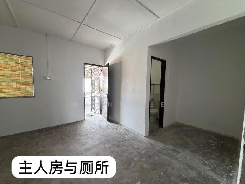 2-storey Terraced House for Sale in Taman Berlian Biru (Kluang) - Danny See - Master Bedroom - PropertyGuru.com.my