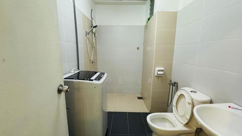 Kediaman Servis untuk Dijual di Akademik Suite - Chloe Lai - Bathroom - PropertyGuru.com.my