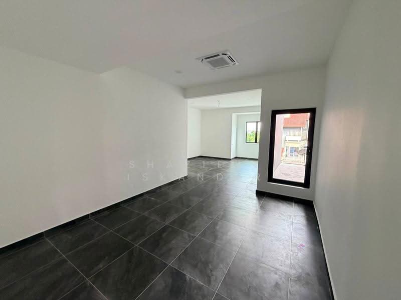 Rumah Teres untuk Dijual di Kipark Sri Utara (Batu) - Shaziery Iskandar - Living Room - PropertyGuru.com.my