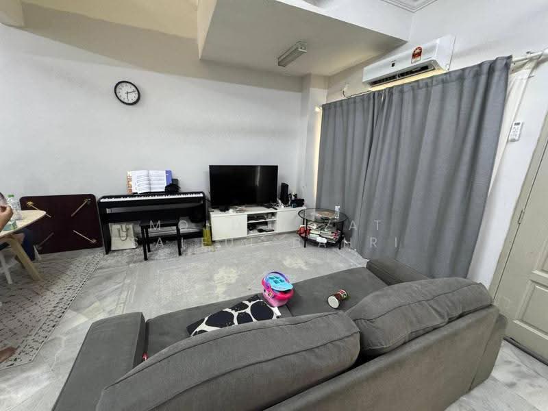 2-storey Terraced House for Sale in Taman Pinggiran Usj (Subang Jaya) - Mohd Aizat Saiful Bahri - Living Room - PropertyGuru.com.my