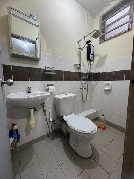 Apartment for Sale at Putatan Platinum Apartment - Jerry Weddy - Bathroom - PropertyGuru.com.my