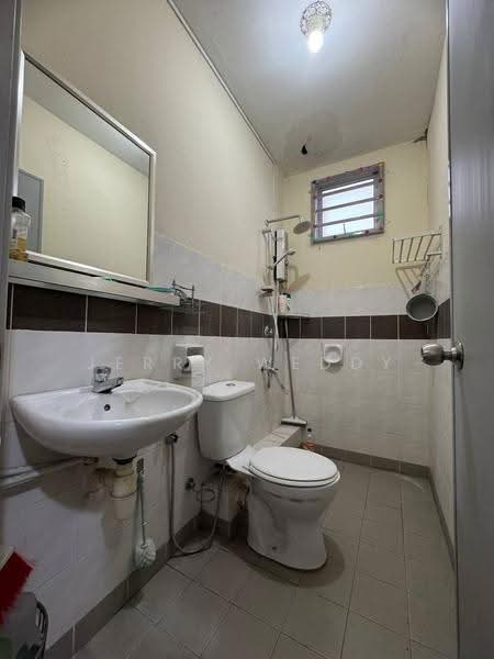 Apartment for Sale at Putatan Platinum Apartment - Jerry Weddy - Bathroom - PropertyGuru.com.my
