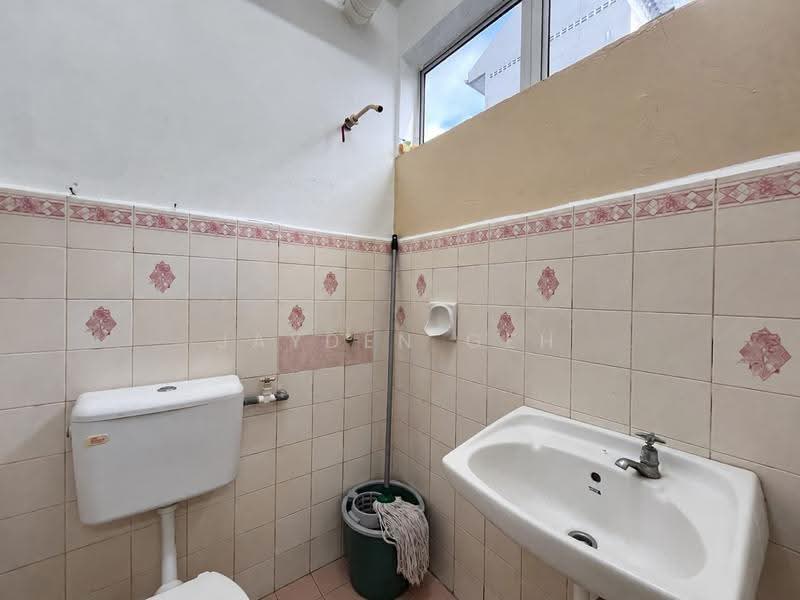 Pangsapuri untuk Dijual di City Apartment - Jayden Geh - Bathroom - PropertyGuru.com.my