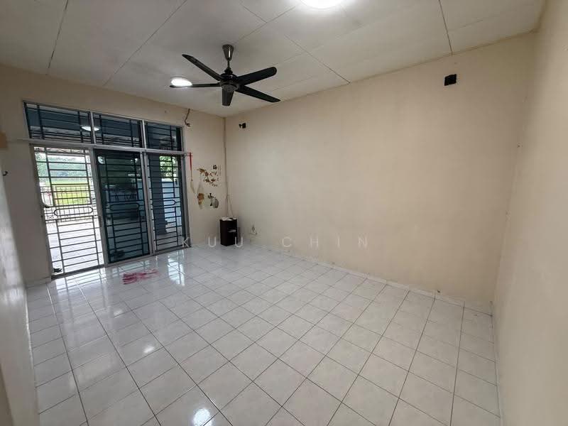 1-storey Terraced House for Sale in Bandar Putra Kulai (Kulai) - Kuu Chin - Living Room - PropertyGuru.com.my