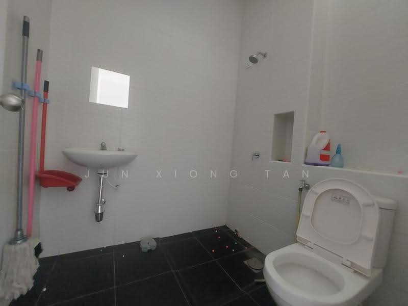 Rumah Teres 2-Tingkat untuk Dijual di Kota Masai (Pasir Gudang) - Jun Xiong Tan - Bathroom - PropertyGuru.com.my