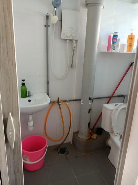 Flat for Sale at Gat Lebuh Macallum - A Ee Ee - Bathroom - PropertyGuru.com.my