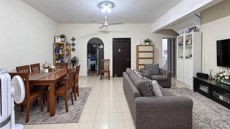 Rumah Teres untuk Dijual di Bandar Country Homes (Rawang) - Azri Zabidin - Living Room - PropertyGuru.com.my