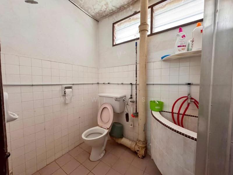 2-storey Terraced House for Sale in Taman Lip Sin (Sungai Dua) - Welwits Sim - Bathroom - PropertyGuru.com.my