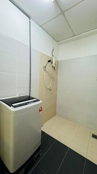 Kediaman Servis untuk Dijual di Akademik Suite - Leon Lim - Bathroom - PropertyGuru.com.my