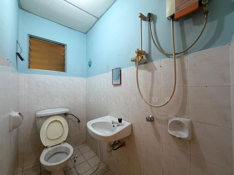 Flat for Sale at Taman Rawang Mutiara - Mandy Cheow - Bathroom - PropertyGuru.com.my