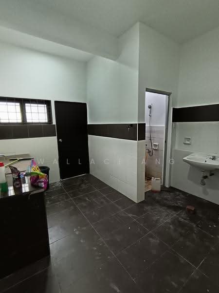 1.5-storey Terraced House for Sale in Taman Molek (Johor Bahru) - Wallace Ang - Bathroom - PropertyGuru.com.my